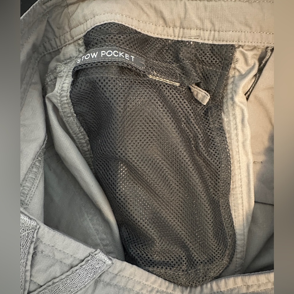 North Face adjustable hiking pant. Like new condition but missing button. - Picture 2 of 10